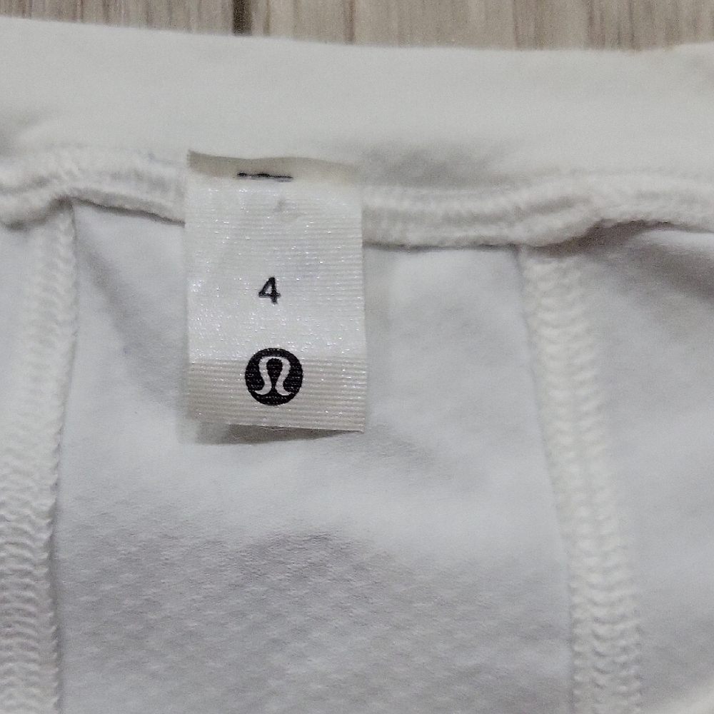 Lululemon Muscle Love Long Sleeve Shirt *Motif White Size 4 NWOT - Picture 3 of 5